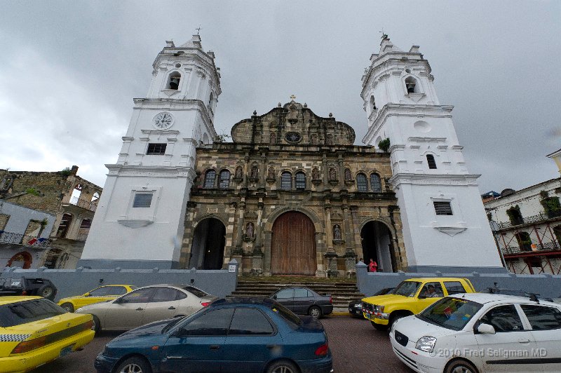 20101202_125021 D3S.jpg - Metropolitan Church built between 1688 and 1796.  It has a stone carved faade which is flanked by two towers housing the bells which were removed from the Cathedral of Panama La Viejo after it was destroyed by Welsh pirate Henry Morgan in 1671.   It was restored in 2004